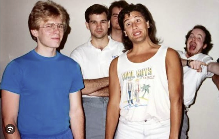 il team in una foto scattata evidentemente un venerdì sera