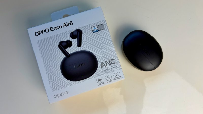 Nella confezione delle OPPO Enco Air5 non è compreso il cavo USB, ma solo dei gommini di varie misure