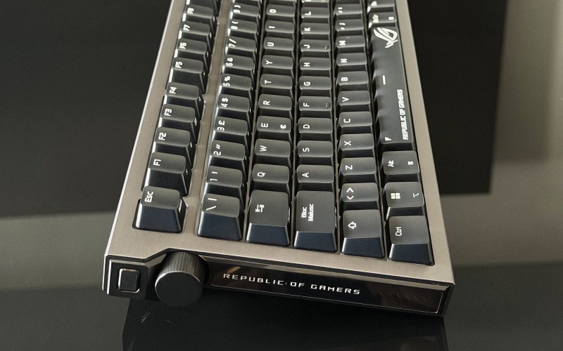 Il dettaglio del pannello luminoso laterale della ASUS ROG Strix Morph 96 Wireless