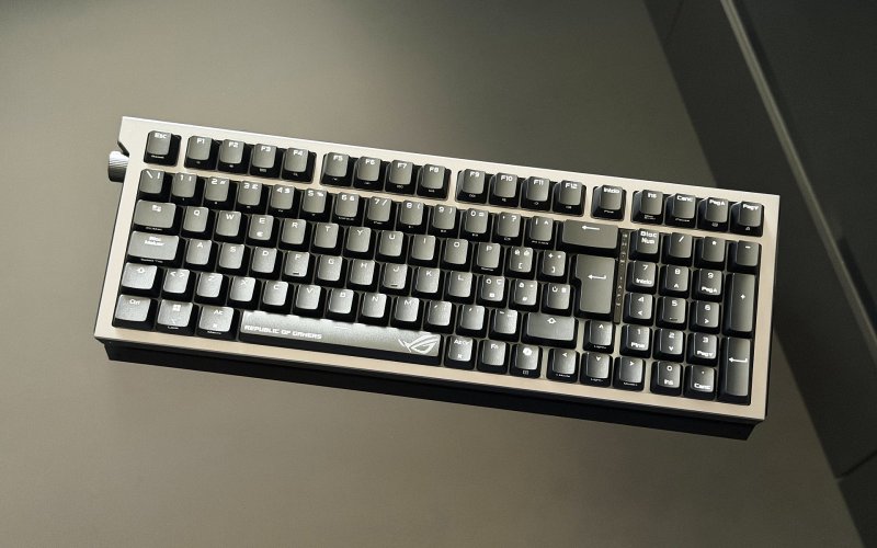 La ASUS ROG Strix Morph 96 Wireless da spenta