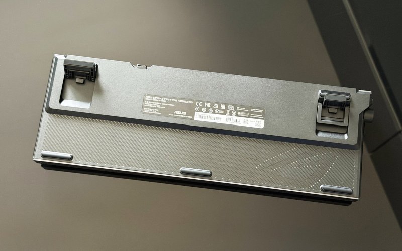 La parte inferiore della ASUS ROG Strix Morph 96 Wireless