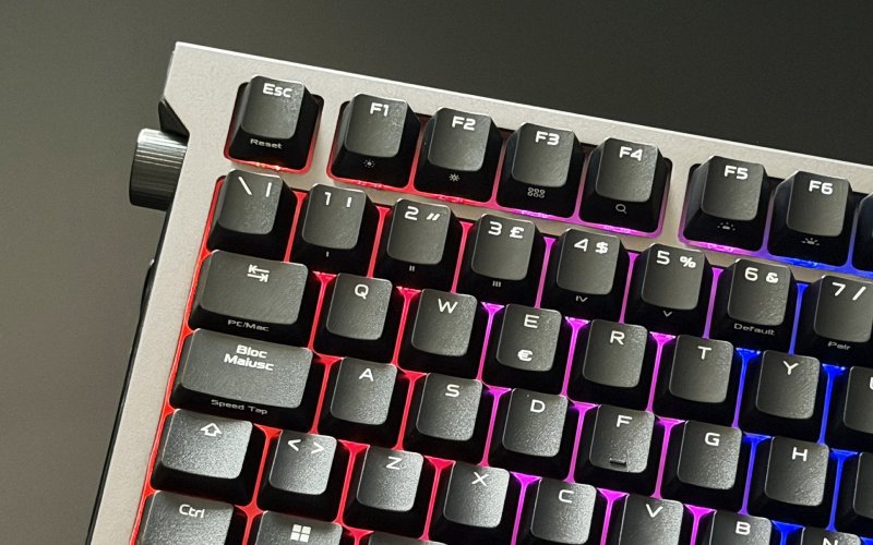 La parte sinistra della ASUS ROG Strix Morph 96 Wireless con la rotella