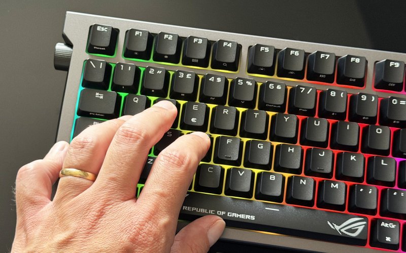 Le dita sui WASD della ASUS ROG Strix Morph 96 Wireless