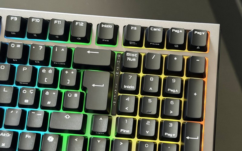 La parte destra della ASUS ROG Strix Morph 96 Wireless con le luci accese