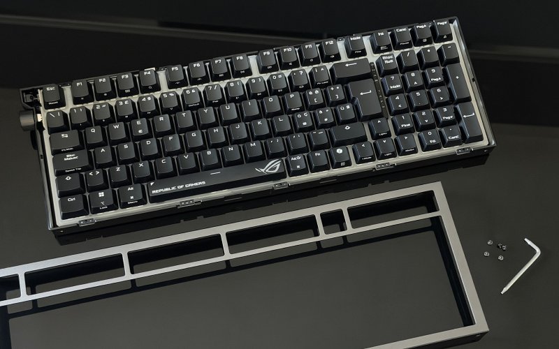 La ASUS ROG Strix Morph 96 Wireless con la plancia smontata