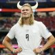 La star dei mondiali Erling Haaland mostra la sua postazione da gioco e chiede a Xbox di sponsorizzarlo