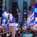 Mewtwo trasforma Time Square in un’enorme arena di Pokémon GO per festeggiare il 10° anniversario
