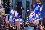 Mewtwo trasforma Time Square in un’enorme arena di Pokémon GO per festeggiare il 10° anniversario - Notizia