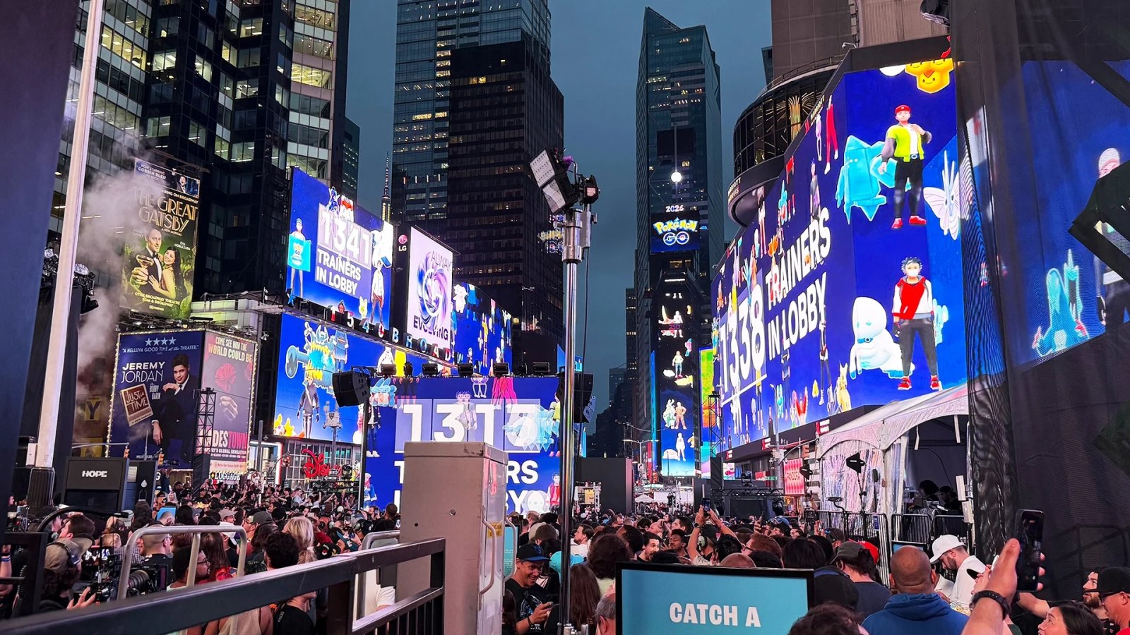Mewtwo trasforma Time Square in un’enorme arena di Pokémon GO per festeggiare il 10° anniversario