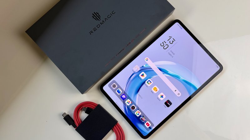 La confezione di REDMAGIC Astra 2 Gaming Tablet comprende solo un cavo USB-C