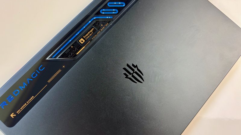 Il liquido di raffreddamento è visibile sulla parte trasparente della scocca di REDMAGIC Astra 2 Gaming Tablet