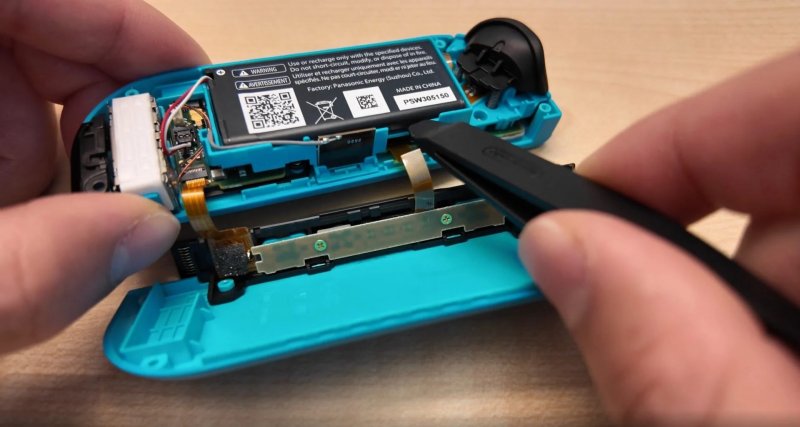 Un'immagine dell'interno del Joy-Con con batteria sostituibile