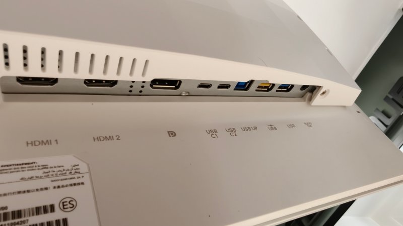 Gli ingressi del Philips Evnia 32M2N8900