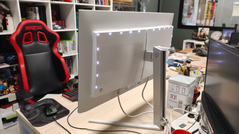Il retro del Philips Evnia 32M2N8900