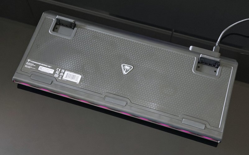 Il fondo della Turtle Beach Command Series KB7, con i tradizionali doppi piedini estraibili
