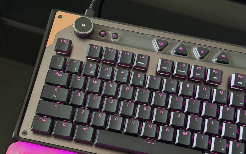 La parte sinistra della Turtle Beach Command Series KB7, con la rotella multimediale e i tasti triangolari extra