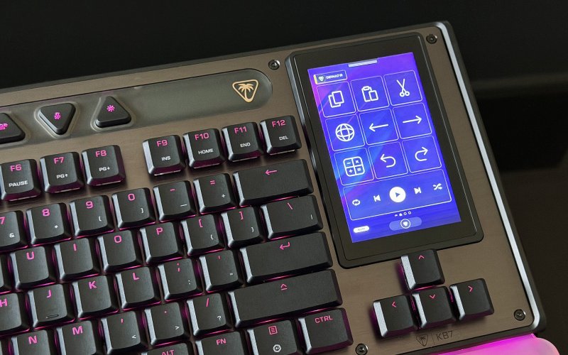 Il dettaglio del touch screen sulla Turtle Beach Command Series KB7