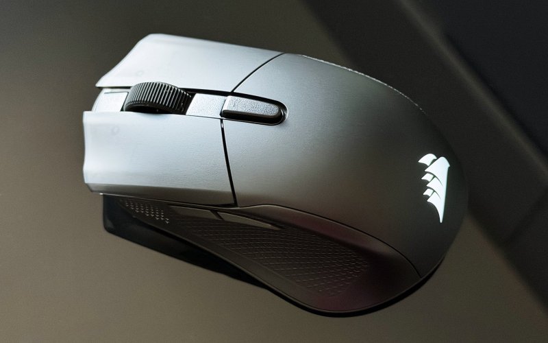 Il Corsair Harpoon V2 Wireless visto dall'alto