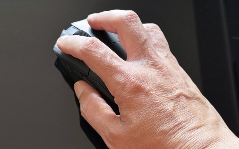 Il Corsair Harpoon V2 Wireless impugnato