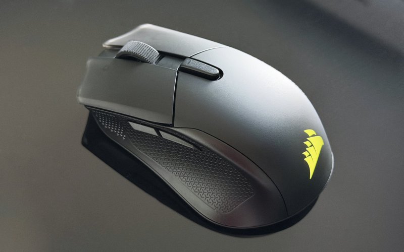 Il dettaglio del lato sinistro del Corsair Harpoon V2 Wireless