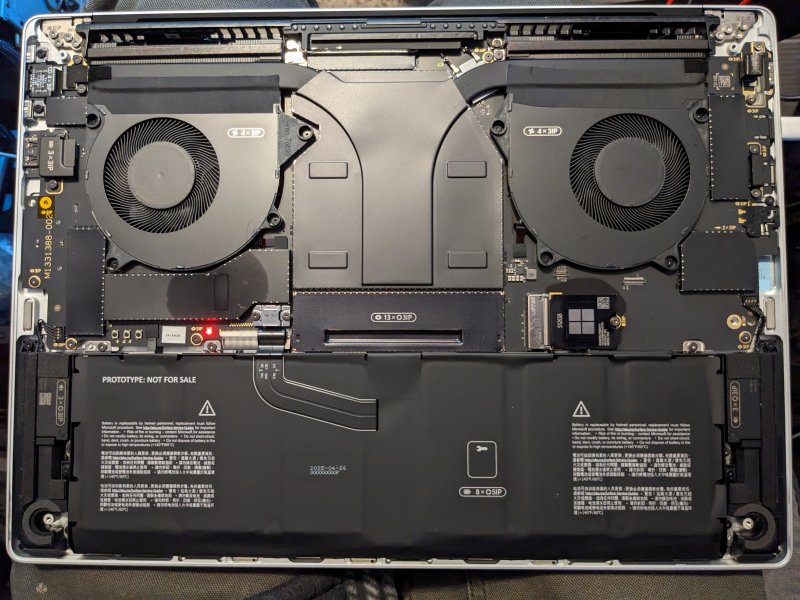 L'interno del Microsoft Surface Laptop Ultra con piattaforma NVIDIA RTX Spark