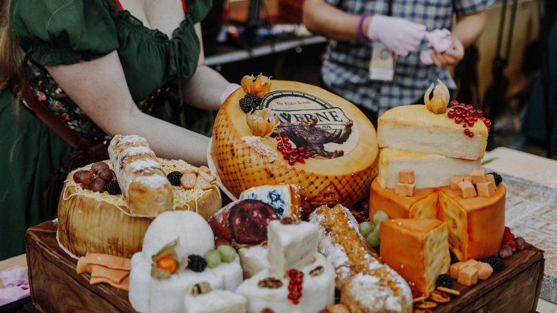 E, a proposito di cucina, la torta per celebrare l'evento era una vera e propria 'cheese'cake da competizione