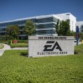 Il CEO di EA e vari manager hanno ottenuto grandi bonus, nonostante i licenziamenti