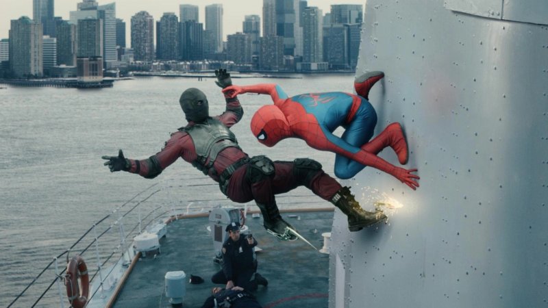 La carrellata di scene a inizio film omaggia le più famose copertine dei fumetti di Spider-Man
