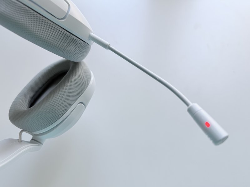 Il microfono delle Corsair HS35 V3 Wireless nella parte finale ha un led rosso che indica l'attivazione del muto