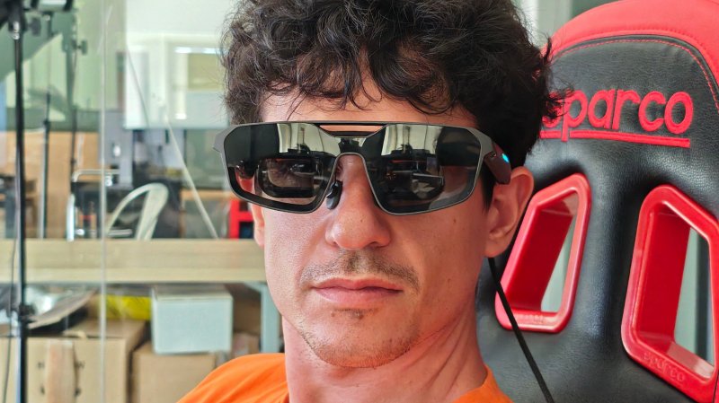 I ROG XREAL R1 sembrano occhiali da sole, ma da vicino si nota che c'è qualcosa di strano