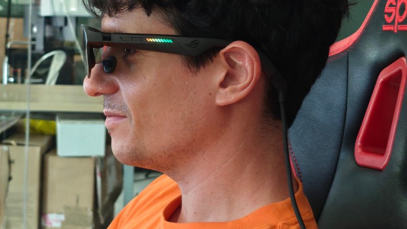 Un dettaglio che mostra il passaggio dell'unico cavo dei ROG XREAL R1