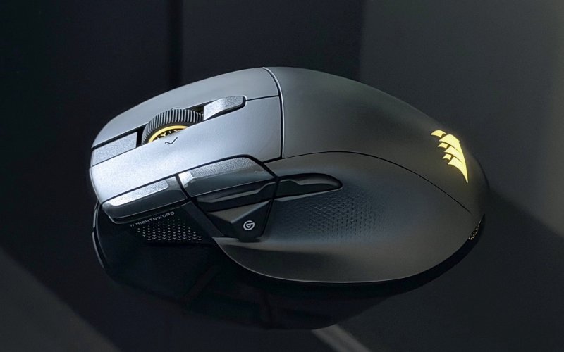 Il Corsair Nightsword v2 Wireless SD e il suo pannello laterale con il tasto Elgato