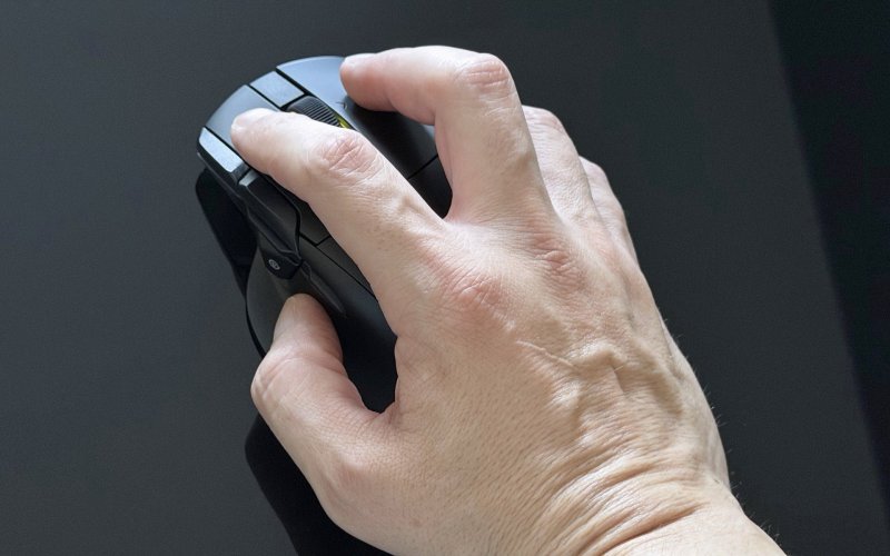 Il Corsair Nightsword v2 Wireless SD impugnato