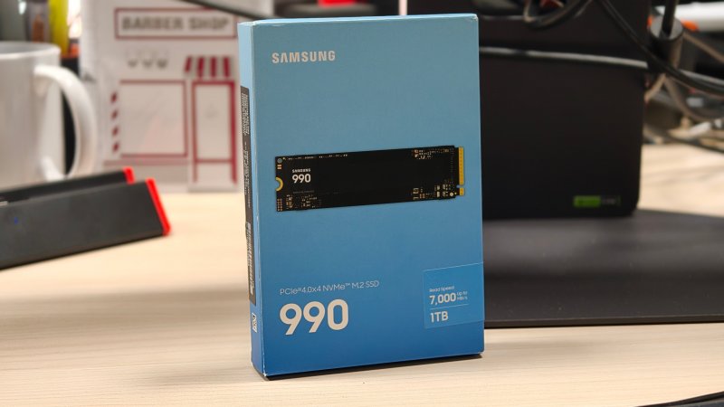 La confezione di vendita dell'SSD Samsung 990