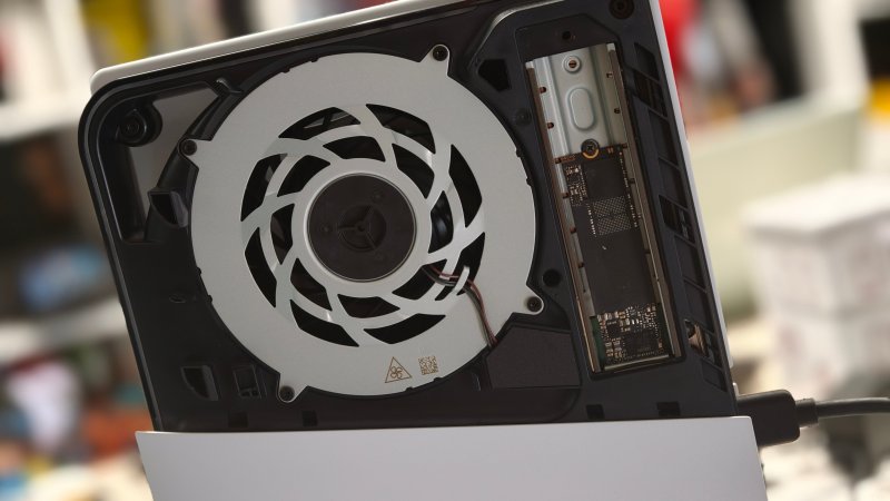 L'SSD Samsung 990 all'interno di PS5