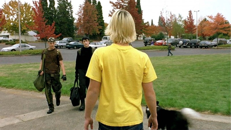 In Elephant, Van Sant utilizza la macchina da presa come una camera di gioco, posizionando i protagonisti di spalle, come se stessimo vedendo qualcuno giocare a un videogioco in terza persona