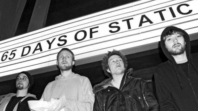 Dei giovanissimi 65daysofstatic davanti a uno degli innumerevoli locali che li hanno visti suonare dal vivo, loro grande passione