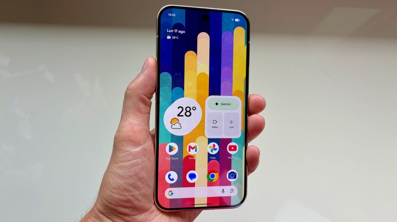 Le dimensioni di Google Pixel 11 Pro XL sono sostanzialmente invariate, ma cala leggermente il peso