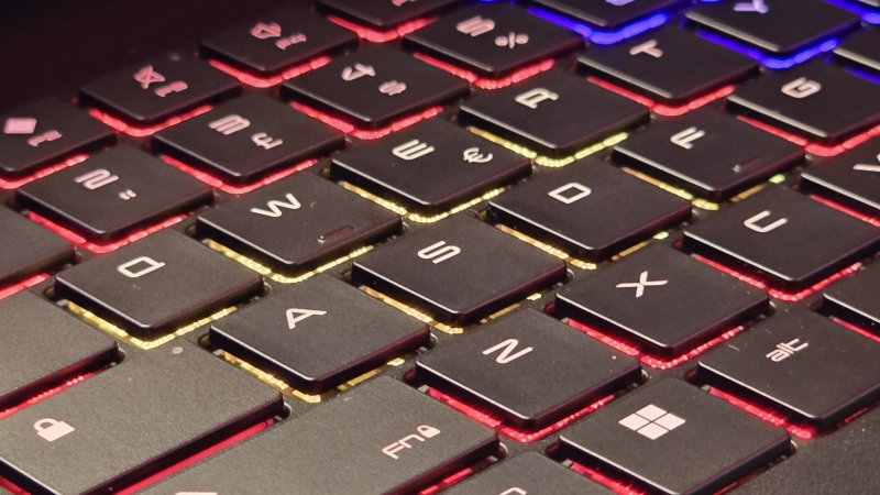 La tastiera di HyperX OMEN 15 offre un'illuminazione RGB a quattro zone completamente personalizzabili