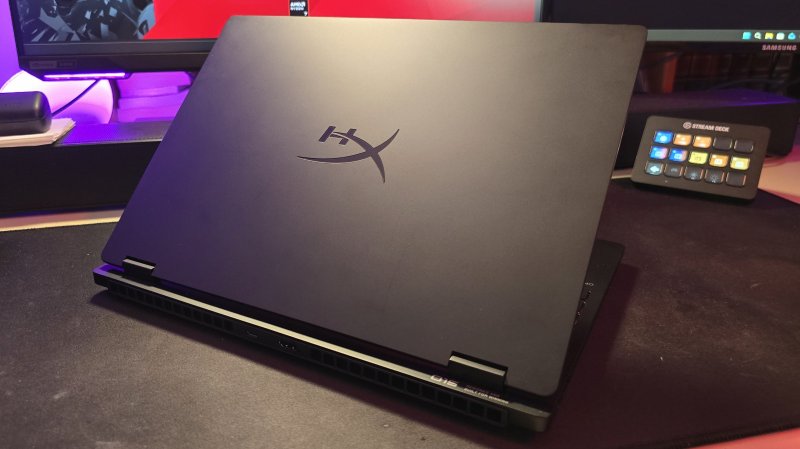 HyperX OMEN 15 porta in dote un design senza fronzoli, con una finitura 'shadow black' e senza lasciare spazio all'illuminazione RGB
