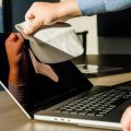 Apple, il famoso panno per pulire i display ora costa meno della metà: taglio di 15 euro sul prezzo di listino