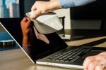Apple, il famoso panno per pulire i display ora costa meno della metà: taglio di 15 euro sul prezzo di listino