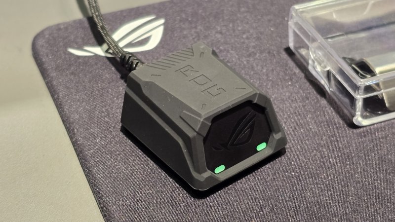 Il ricevitore di ROG Gladius IV Ace permette di massimizzare il segnale a 2.4 GHz grazie ai LED di segnalazione