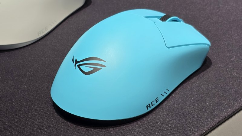 ROG Gladius IV Ace offre la massima ergonomia e precisione per i destrimani