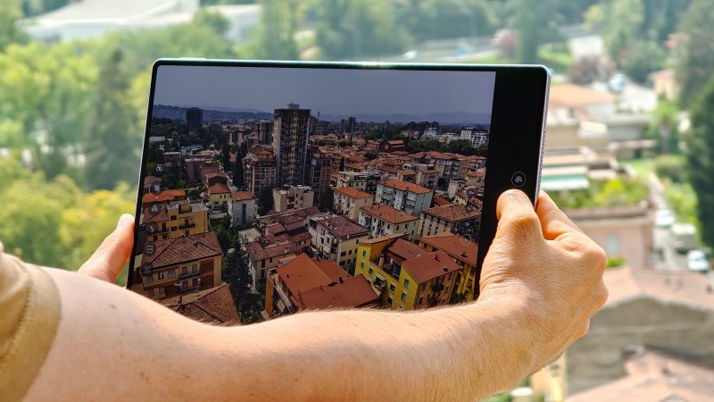 Scattare foto con un tablet da 13 pollici non è proprio comodissimo