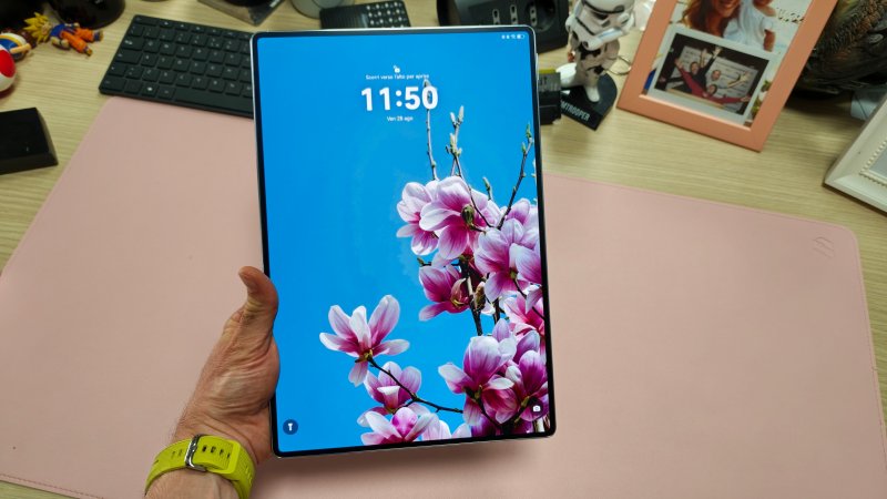 Huawei MatePad Pro Max è un tablet da oltre 13 pollici sorprendentemente sottile e leggero