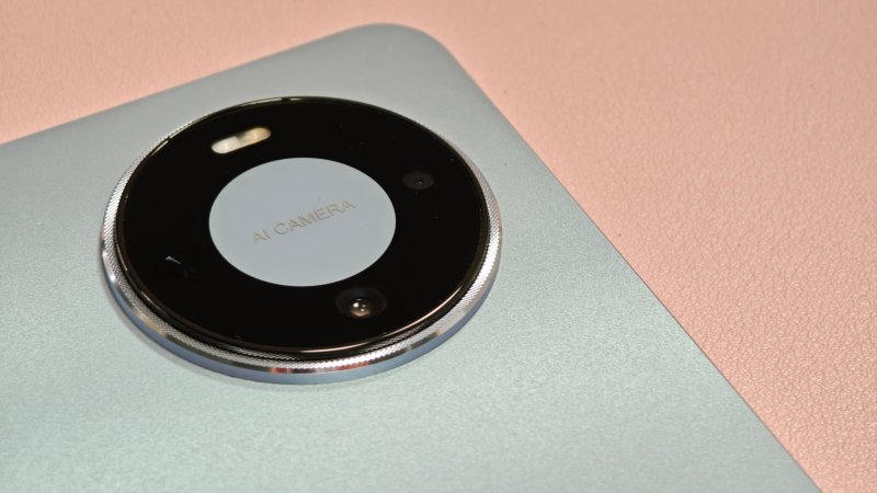 Un dettaglio della fotocamera posteriore del Huawei MatePad Pro Max