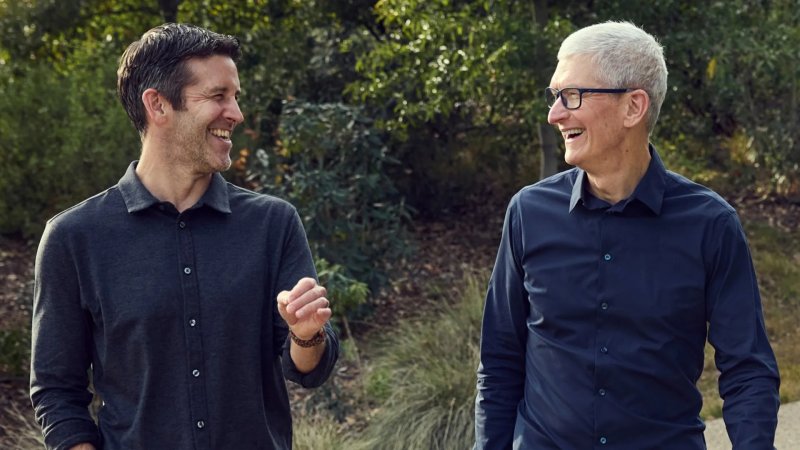 John Ternus e Tim Cook