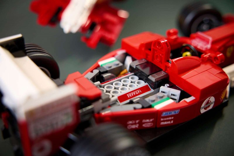 La scocca sul retro è sollevabile, in modo da poter vedere il motore Ferrari
