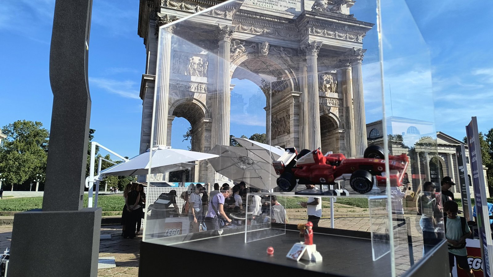 Il set Ferrari F2004 e Michael Schumacher davanti all'Arco della Pace di Milano
